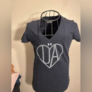 🌟 under armour Size small semi  fitted womens athletic tee shirt t black